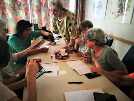 Frauen am Tisch mit Handys 